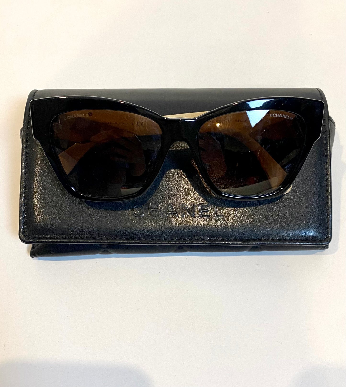 CHANEL monochrome sunglasses