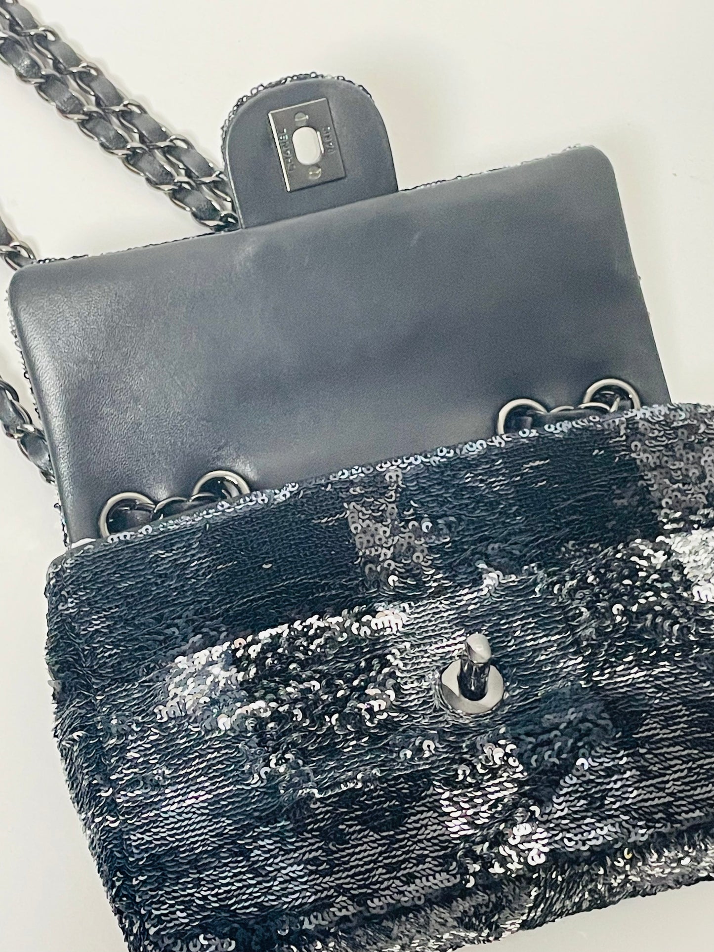 CHANEL sequin lambskin small single flap