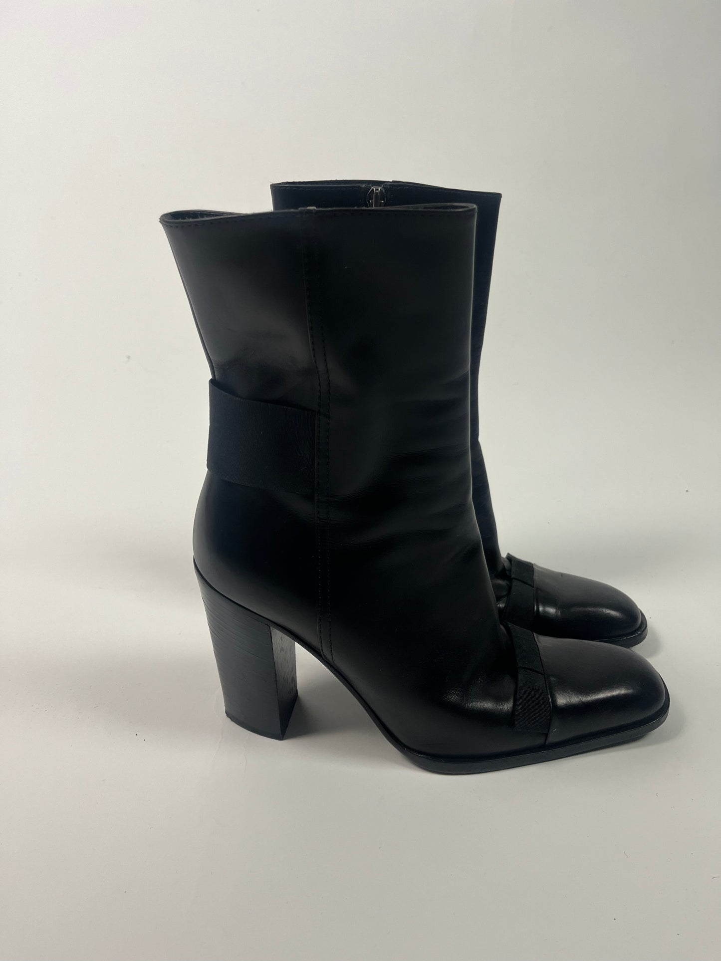Yves Saint Laurent ankle boot size 37